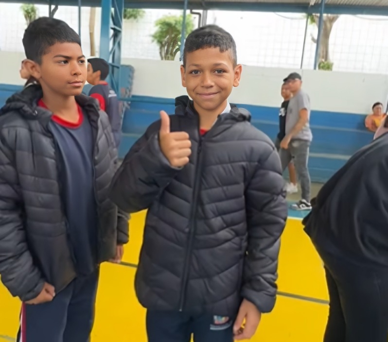 Prefeito Rodrigo Andrade anuncia entrega de agasalhos a alunos em Araçariguama 