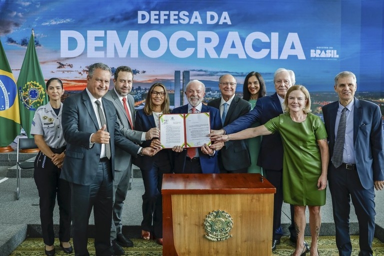 Em ato em defesa da democracia, Lula veta integralmente o chamado “PL da Dosimetria”