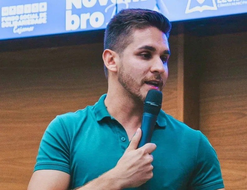 Prefeito Kauan Berto entrega 3.500 kits esportivos para alunos das escolinhas de Cajamar