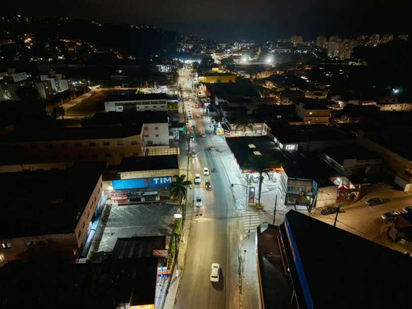 Segunda fase do recapeamento da Avenida Tenente Marques avança durante a madrugada em Cajamar
