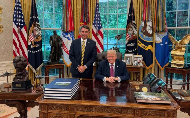 Flávio Bolsonaro se reúne com Donald Trump na Casa Branca durante agenda nos Estados Unidos