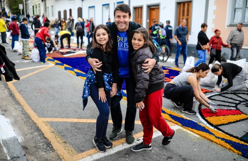 Prefeito Elvis Cezar participa do Corpus Christi 2026 e celebra tradição de fé em Santana de Parnaíba