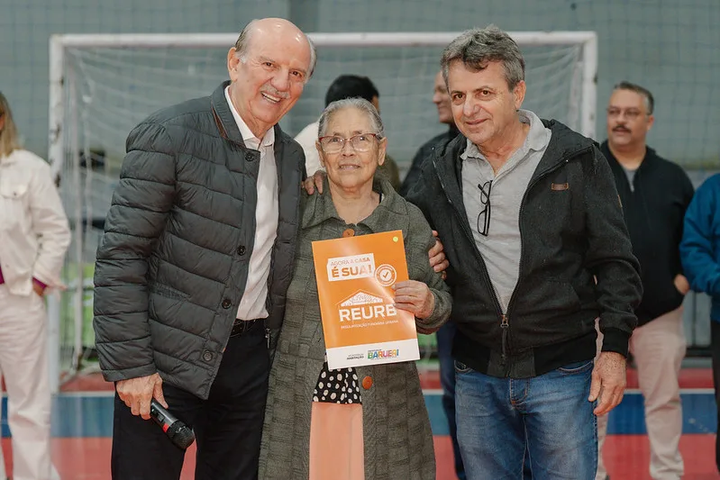 Beto Piteri entrega escrituras de apartamentos no Parque Viana e segue para o Belval