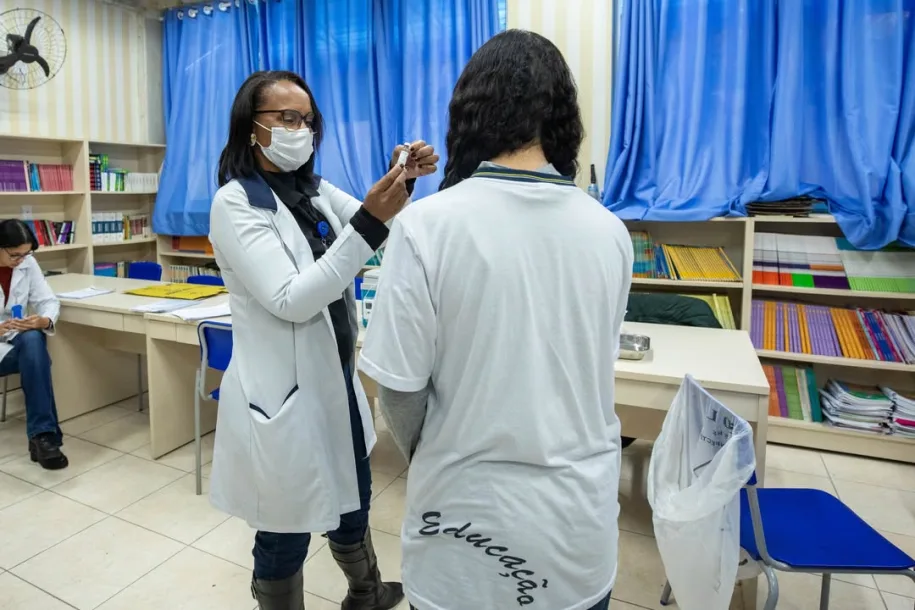 Santana de Parnaíba realiza vacinação contra a Influenza no Colégio Ricarda