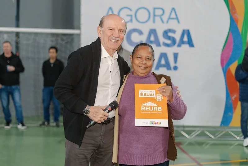 Beto Piteri entrega escrituras e beneficia 140 famílias do Maria Cristina