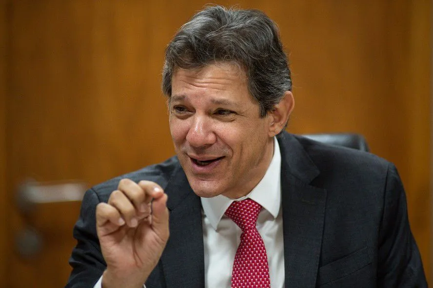 Haddad diz que governadores que cobravam a “taxa das blusinhas” e toma nota de brasileiros no X