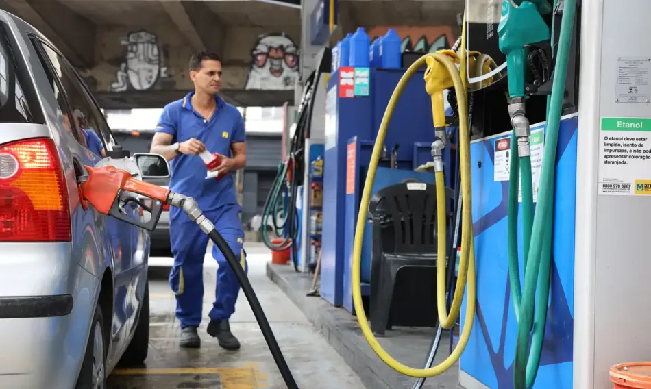 Vendas no comércio recuam 1,5% em abril, impactadas por combustíveis