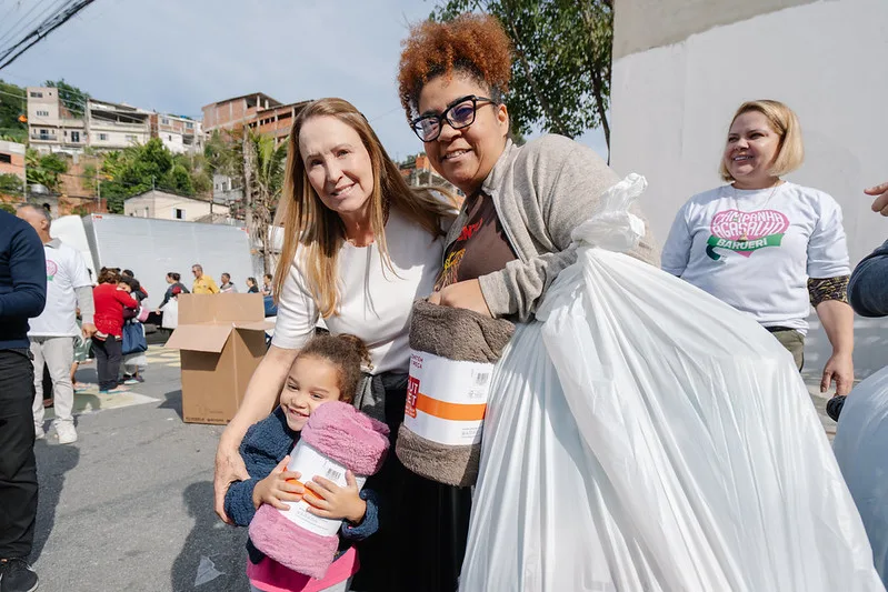 Damaris Piteri reforça ações da Campanha do Agasalho no Jardim Mutinga