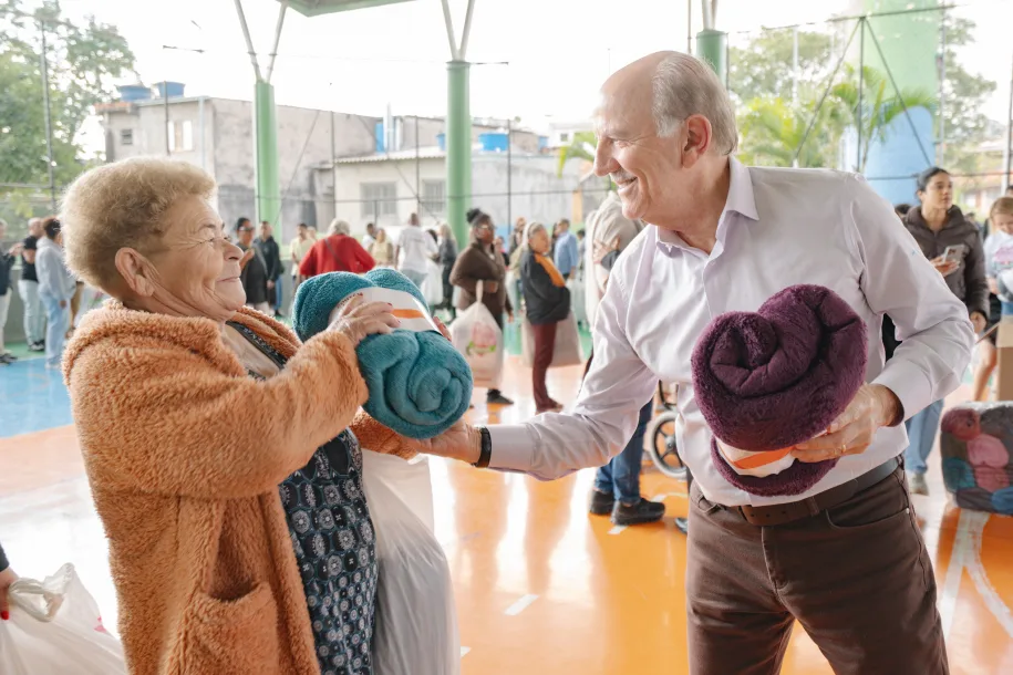 Beto Piteri reforça distribuição de roupas e cobertores na Campanha do Agasalho de Barueri