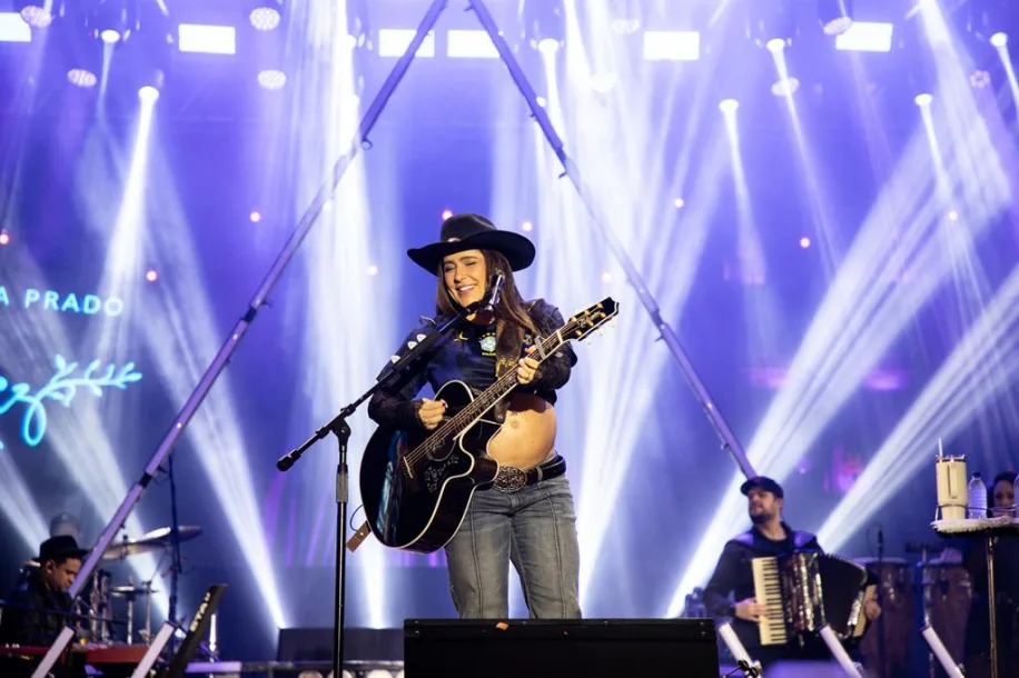 Lauana Prado emociona público no Arraiá Barueri com o melhor do sertanejo raiz