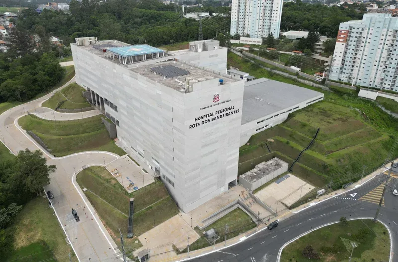 Beto Piteri vistoria setor de oncologia do novo Hospital Regional Rubens Furlan Jr. em Barueri