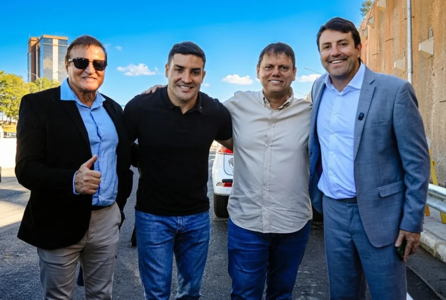 Ao lado de Tarcísio de Freitas, Elvis Cezar participa da entrega das obras da Castello Branco