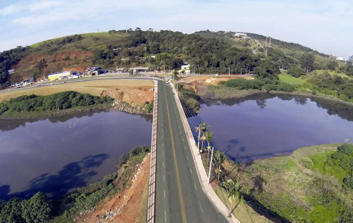 Elvis Cezar inicia ação de limpeza do Rio Tietê e reforça investimentos em saneamento