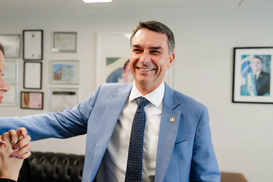 Flávio Bolsonaro vai à Supermercado e mostra que tudo ficou mais caro no governo Lula