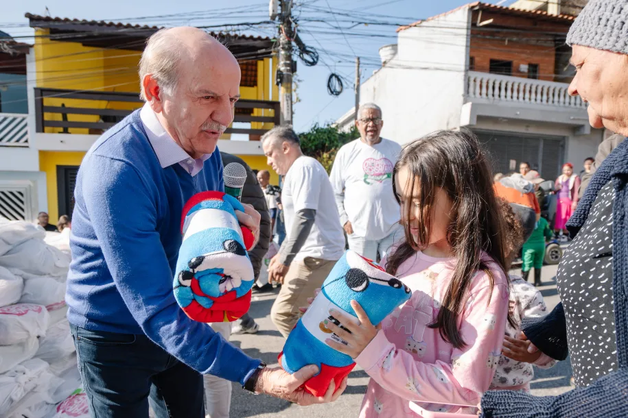 Beto Piteri acompanha entrega de agasalhos e reforça solidariedade em Barueri