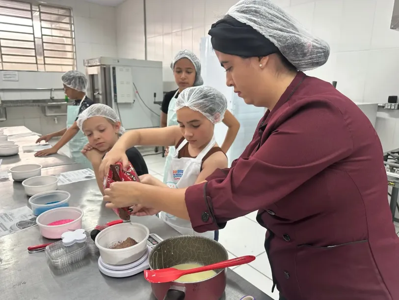 Fundo Social de Cajamar promove workshop de brigadeiros