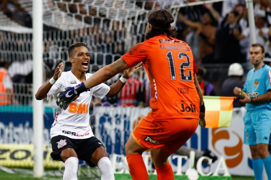Cássio pega pênalti e Corinthians vai para semifinal 