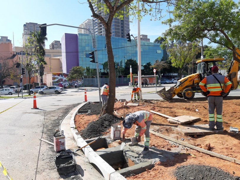Barueri reforma e revitaliza praça em rotatória da Fieb Tech em Alphaville