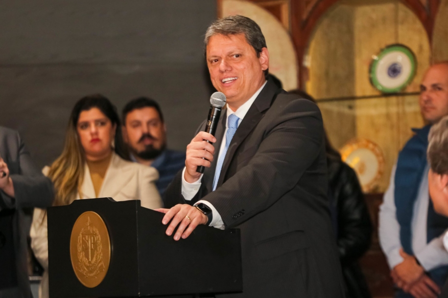 Tarcísio anuncia construção de 20 mil moradias populares no Estado