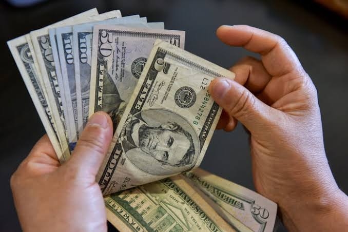 Bolsa sobe e dólar cai após elevação de nota do Brasil pela Moody’s